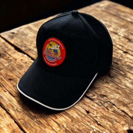 Prie Sendvario Kepurė Juoda Su Balta Juostele